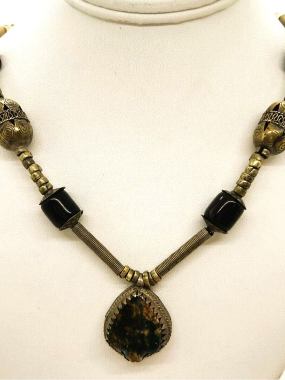 Vintage Bloodstone Jasper Pendant Necklace Green Ethnic Brass Beads Tribal - Picture 4 of 15